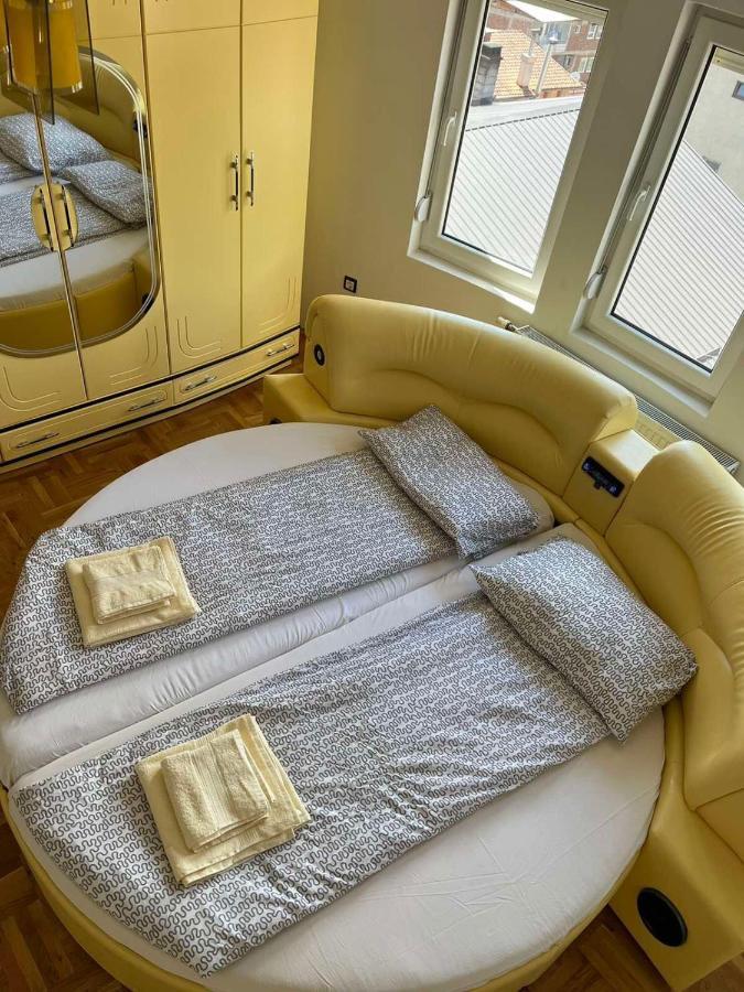 Apartment Alpi Pejë Esterno foto