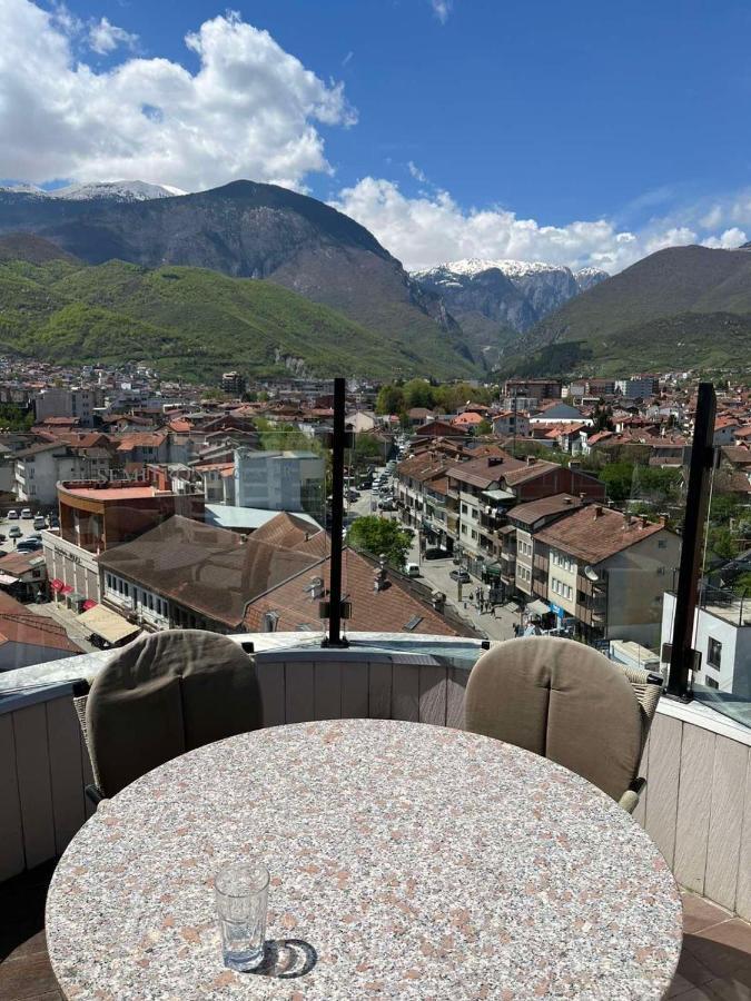 Apartment Alpi Pejë Esterno foto