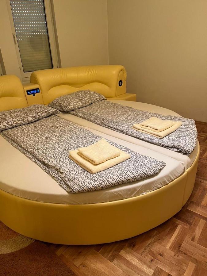 Apartment Alpi Pejë Esterno foto