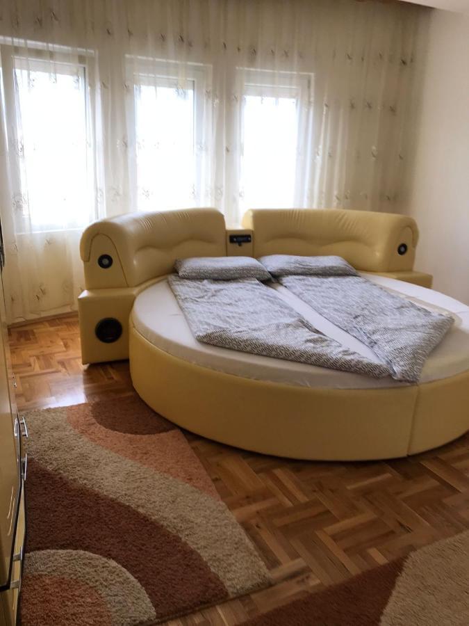 Apartment Alpi Pejë Esterno foto
