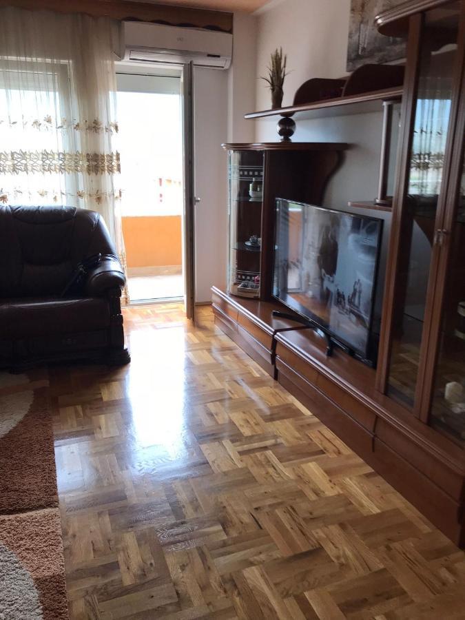 Apartment Alpi Pejë Esterno foto