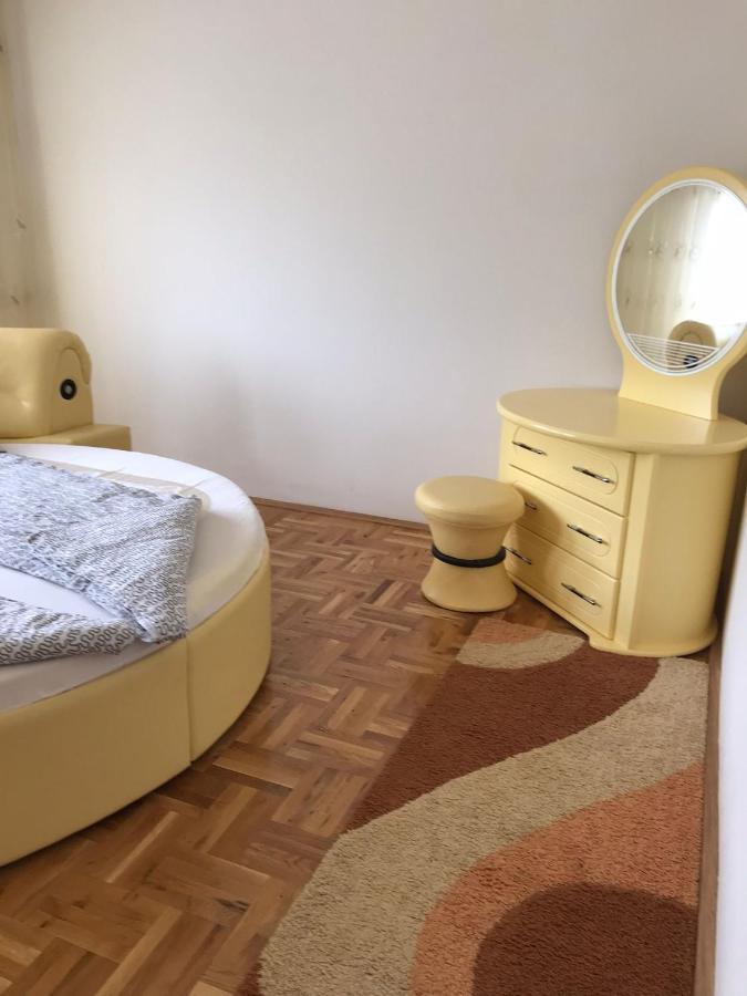 Apartment Alpi Pejë Esterno foto
